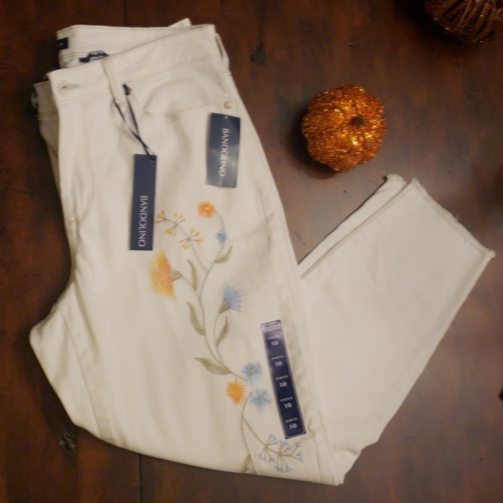 Stretchy white embroidered skinny jeans